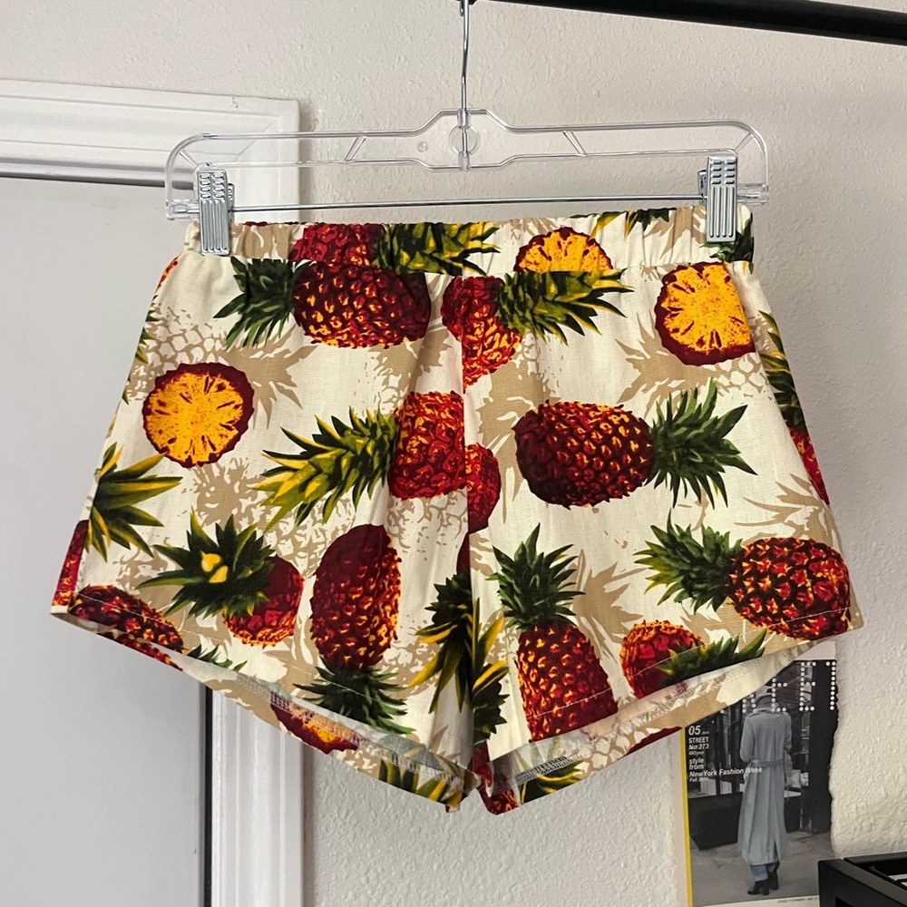 OMIGHTY‎ tan cream pineapple tropical fruit print high rise shorts